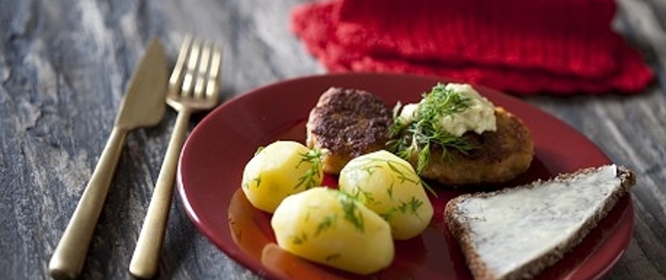 Frikadeller og kartofler på en rød tallerken