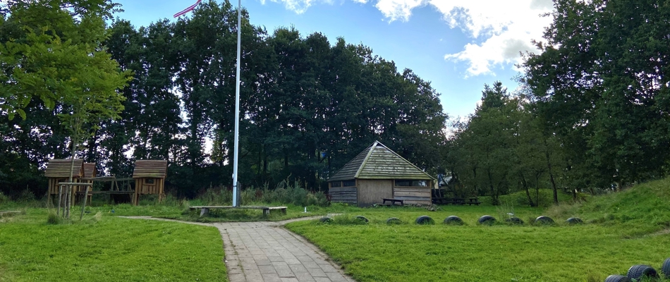 Børnehaveafdelingens bålhus og flag